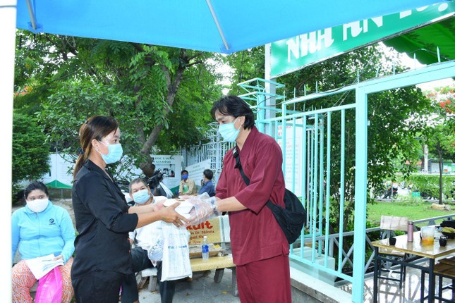 Những phần cơm được ân cần trao đến tay người nhận Những phần cơm được ân cần trao đến tay người nhận