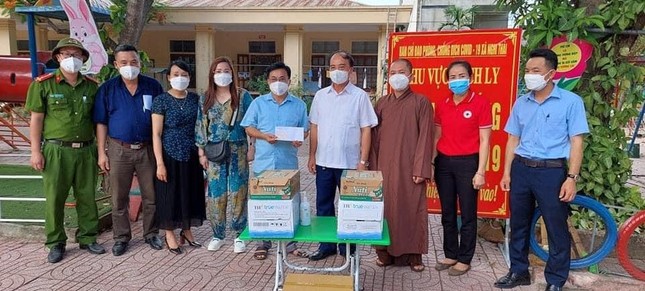 Đại đức Thích Minh Quang (chùa Tu) cùng với lãnh đạo huyện Nghi Lộc thăm hỏi và tặng quà tại khu cách ly tập trung xã Nghi Thái Đại đức Thích Minh Quang (chùa Tu) cùng với lãnh đạo huyện Nghi Lộc thăm hỏi và tặng quà tại khu cách ly tập trung xã Nghi Thái