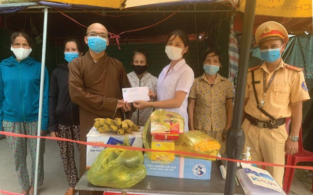 Đại đức Thích Quảng Hiền trao quà tới lực lượng kiểm soát dịch Covid-19 tại huyện Nam Đàn Đại đức Thích Quảng Hiền trao quà tới lực lượng kiểm soát dịch Covid-19 tại huyện Nam Đàn