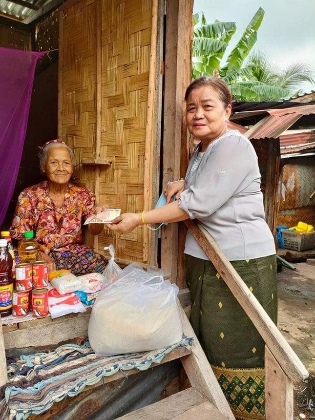 Những phần quà được trao tay