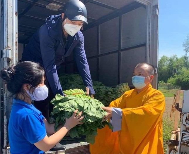 Đoàn viên Thanh niên cơ quan tỉnh đoàn thực hiện tiếp nhận nhu yếu phẩm Đoàn viên Thanh niên cơ quan tỉnh đoàn thực hiện tiếp nhận nhu yếu phẩm
