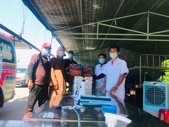 Đoàn từ thiện chùa Dương Sơn thăm,tặng quà các y bác sĩ ở tuyến đầu Đoàn từ thiện chùa Dương Sơn thăm,tặng quà các y bác sĩ ở tuyến đầu