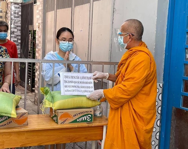 Một bạn trẻ cung kính nhận quà từ Thượng tọa Thích Minh Lộc Một bạn trẻ cung kính nhận quà từ Thượng tọa Thích Minh Lộc