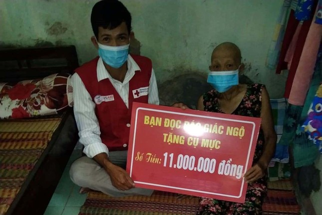 Ông Đặng Cơ - Chủ tịch Hội chữ thập đỏ xã Ninh Phước (huyện Nông Sơn, Quảng Nam) trao số tiền 11 triệu đồng cho bà Trần Thị Mực