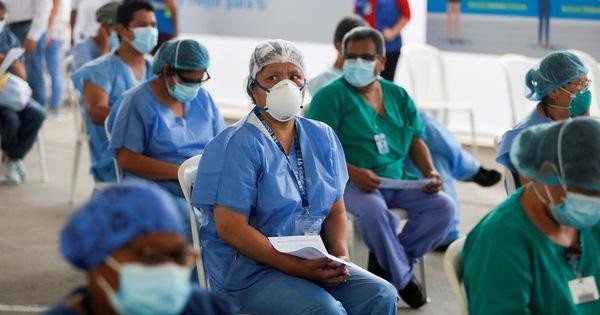 Các nhân viên y tế chờ tiêm ngừa vắc xin ở Peru - Ảnh: REUTERS