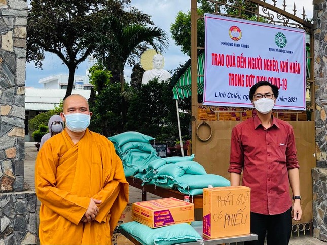 Đại đức Thích Minh Nghi cùng lãnh đạo địa phương trao quà đến bà con khó khăn Đại đức Thích Minh Nghi cùng lãnh đạo địa phương trao quà đến bà con khó khăn