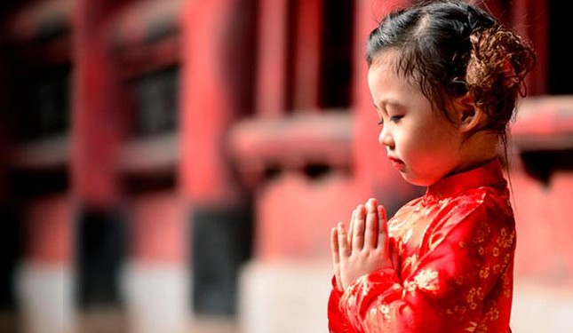 Bé đi chùa lễ Phật Bé đi chùa lễ Phật