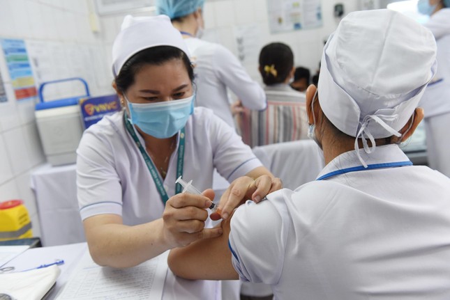 Tiêm vắc xin phòng Covid-19 cho cán bộ, nhân viên y tế tham gia công tác phòng chống dịch Tiêm vắc xin phòng Covid-19 cho cán bộ, nhân viên y tế tham gia công tác phòng chống dịch