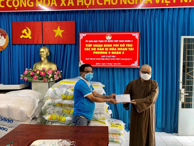 Đại đức Thích Thiện Châu trao hỗ trợ tại Ủy ban MTTQVN quận 3