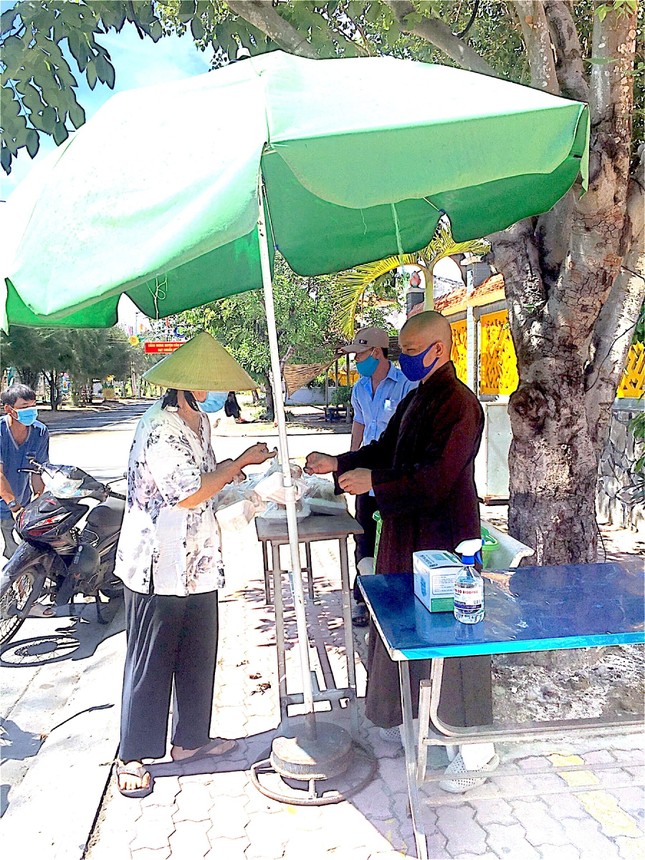 Người dân nhận cơm chay từ chùa Hải Đức Người dân nhận cơm chay từ chùa Hải Đức