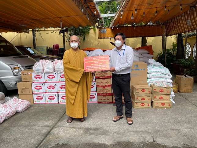 Thượng tọa Thích Huệ Công trao quà để vận chuyển đến các hộ dân nghèo trên địa bàn Thượng tọa Thích Huệ Công trao quà để vận chuyển đến các hộ dân nghèo trên địa bàn
