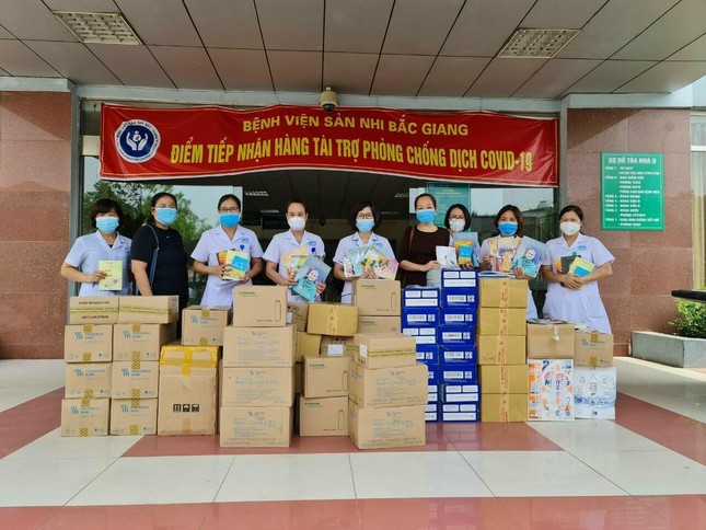 Chị Vũ Thị Xuân Quý đại diện trao quà, báo Giác Ngộ đến các điểm cách ly, điều trị Covid-19 Chị Vũ Thị Xuân Quý đại diện trao quà, báo Giác Ngộ đến các điểm cách ly, điều trị Covid-19