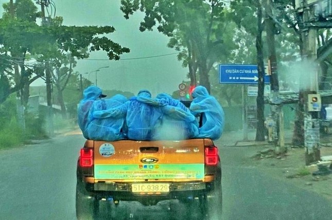 Nhóm tình nguyện viên đội mưa chống dịch Covid-19 - Ảnh: Mai Xuân Tứ Nhóm tình nguyện viên đội mưa chống dịch Covid-19 - Ảnh: Mai Xuân Tứ