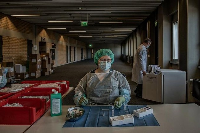 Y tá chuẩn bị xilanh để tiêm vắc-xin Covid-19 tại Munich, Đức, tháng 6-2021 - Ảnh: NY Times