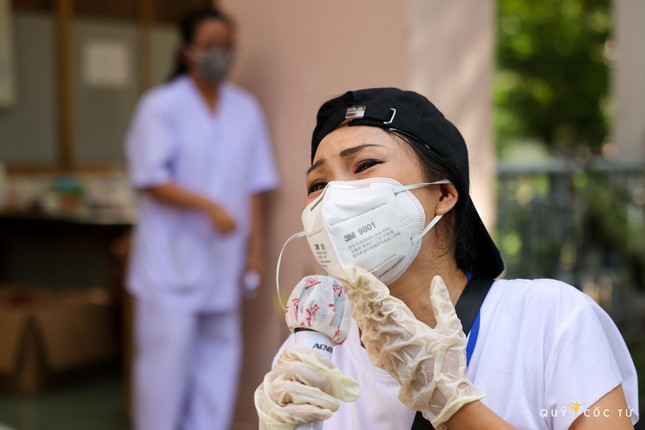 Ca sĩ Phương Thanh cất tiếng hát động viên đội ngũ y bác sĩ và các bệnh nhân tại Bệnh viện dã chiến Củ Chi - Ảnh: Ngô Trần Hải An Ca sĩ Phương Thanh cất tiếng hát động viên đội ngũ y bác sĩ và các bệnh nhân tại Bệnh viện dã chiến Củ Chi - Ảnh: Ngô Trần Hải An
