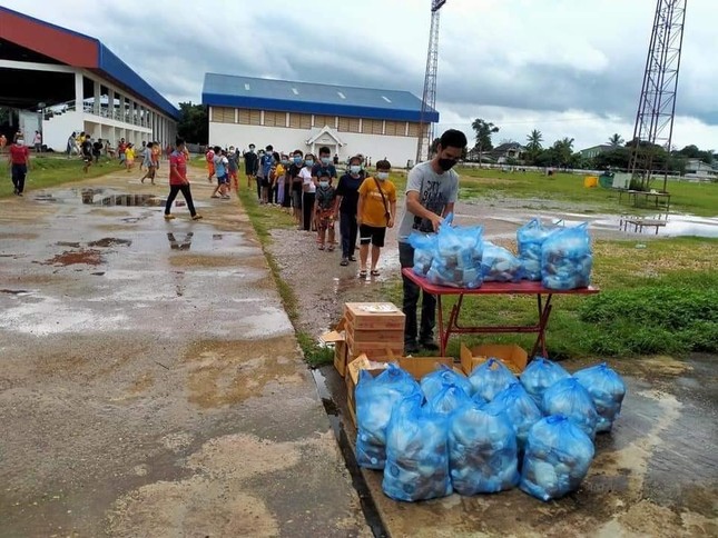 Người dân xếp hàng nhận quà Người dân xếp hàng nhận quà