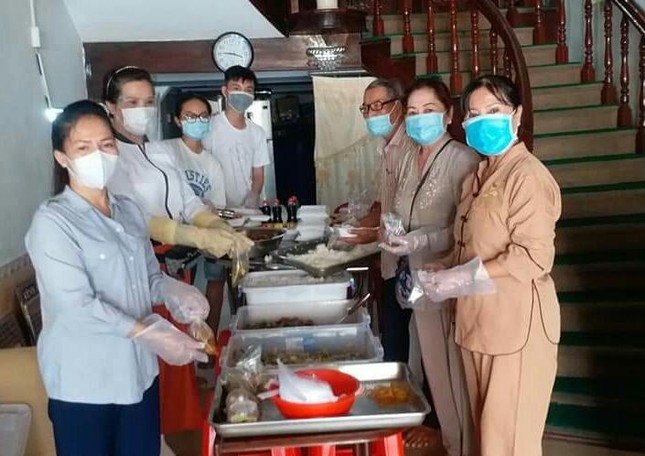 Các Phật tử chuẩn bị các phần cơm chay Các Phật tử chuẩn bị các phần cơm chay