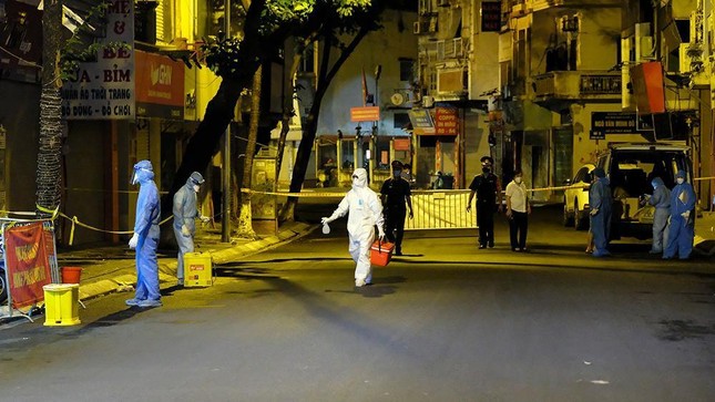 Lực lượng chức năng tiến hành các biện pháp phòng dịch ở phố Thụy Khuê (Tây Hồ, Hà Nội) sau khi phát hiện 2 ca dương tính nCoV ngày 22-7 Lực lượng chức năng tiến hành các biện pháp phòng dịch ở phố Thụy Khuê (Tây Hồ, Hà Nội) sau khi phát hiện 2 ca dương tính nCoV ngày 22-7