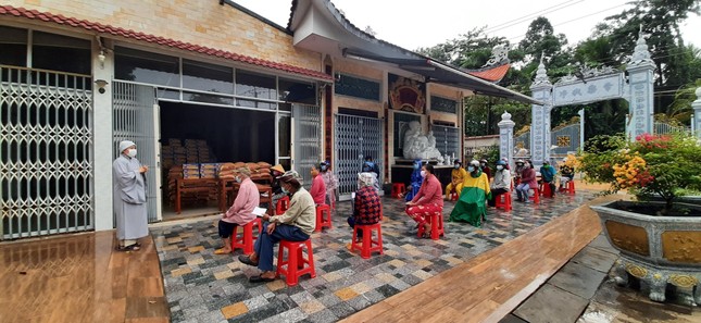 Chùa Tây Hưng tặng quà cho người gặp hoàn cảnh khó khăn vì dịch bệnh