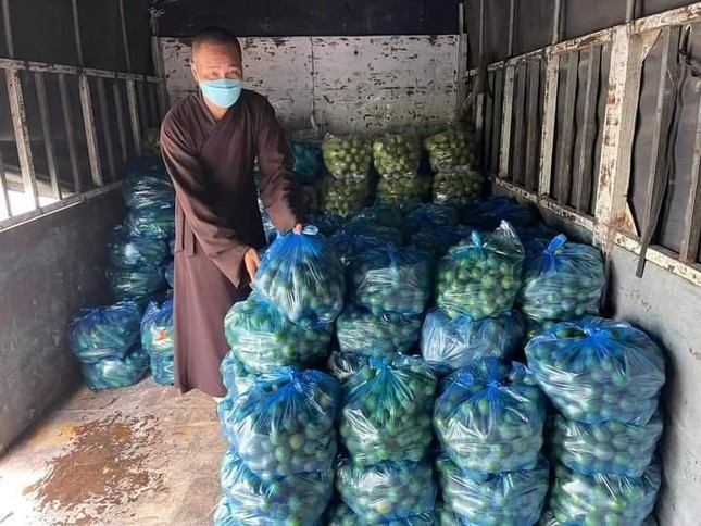 Đại đức Thích Minh Phước chuẩn bị hàng nông sản gửi cho TP.HCM