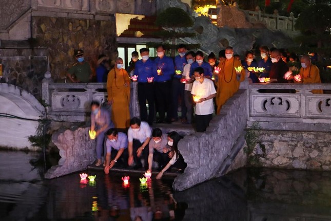 Chư tôn đức, đại biểu... cùng thả hoa đăng Chư tôn đức, đại biểu... cùng thả hoa đăng