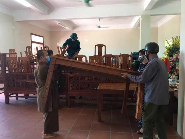 Chư Tăng chùa An Thái cùng với lực lượng dân quân địa phương chuẩn bị khu cách ly Chư Tăng chùa An Thái cùng với lực lượng dân quân địa phương chuẩn bị khu cách ly