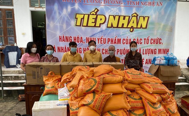 Hỗ trợ vật chất, nhu yếu phẩm cho nhân dân bản Chằm Puông, huyện Tương Dương Hỗ trợ vật chất, nhu yếu phẩm cho nhân dân bản Chằm Puông, huyện Tương Dương