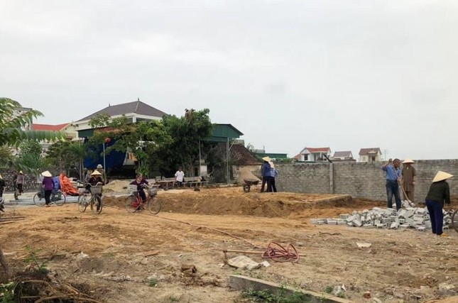 Chư Tăng, Phật tử chùa Thiên Sơn san lấp mặt bằng chuẩn bị xây dựng các khu vực phụ trợ