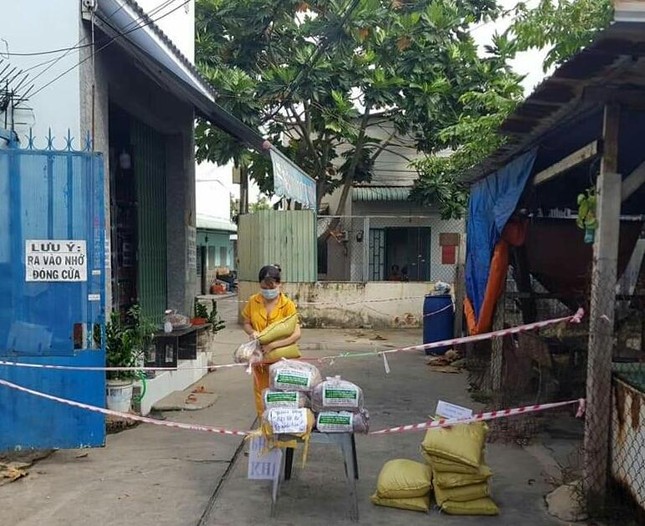 Những phần quà tặng cho người dân trong khu cách ly trên địa bàn TP.Thủ Đức Những phần quà tặng cho người dân trong khu cách ly trên địa bàn TP.Thủ Đức