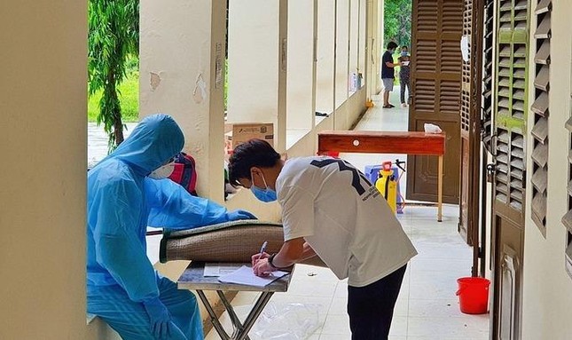 Bệnh nhân ký giấy ra viện tại bệnh viện dã chiến ở TP.HCM - Ảnh: HCDC