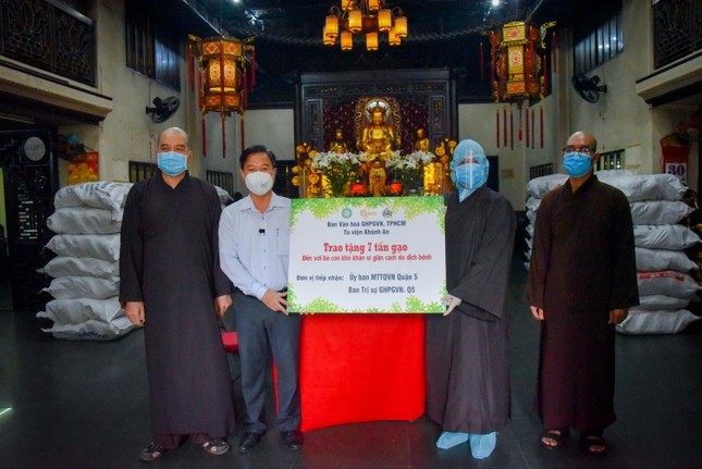 Ban Văn hóa TP.HCM trao quà tại chùa Vạn Phật, quận 5