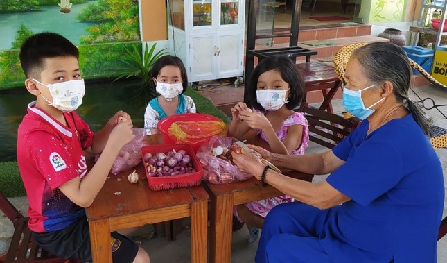 TP.HCM đến với người đồng bào bằng cái tâm khi họ gặp khó, họ cũng sẽ yêu thương người thành phố như vậy - Ảnh: Ni sư Huệ Dâng