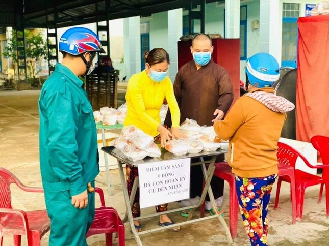 Chùa Long Phước phát điểm tâm cho bà con khó khăn