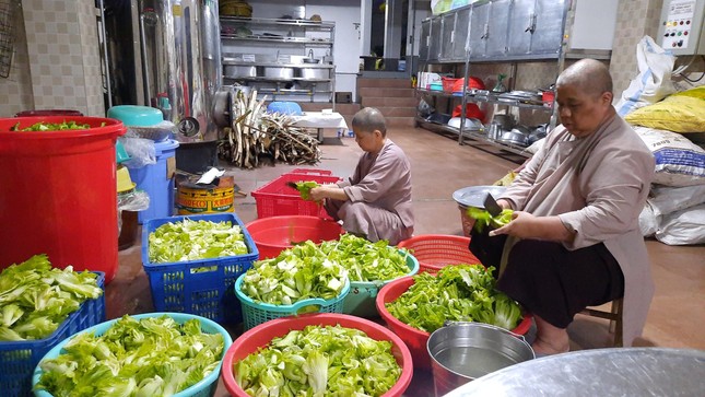 Ni sư trụ trì tổ đình Kim Sơn chuẩn bị rau để chế biến các món ăn Ni sư trụ trì tổ đình Kim Sơn chuẩn bị rau để chế biến các món ăn
