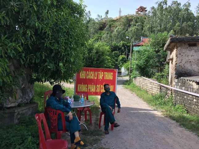 Lực lượng chức năng trực chốt tại khu cách ly tập trung chùa An Thái