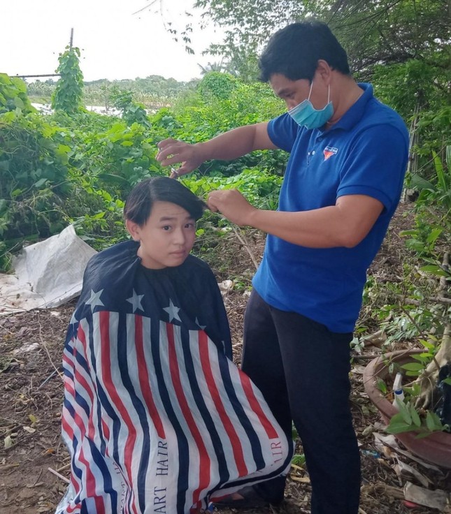 Hớt tóc miễn phí cho các em Hớt tóc miễn phí cho các em