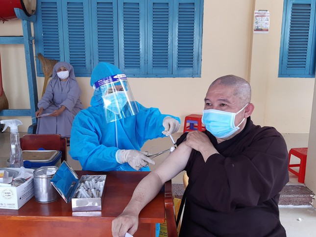 Chư Tăng tiêm vắc-xin Covid-19 mũi đầu tiên tại TP.Sa Đéc