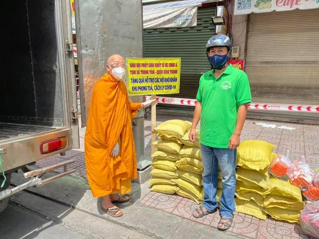 Thượng tọa Thích Minh Lộc đại diện tịnh xá Trung Tâm tặng quà đến người dân khu phong tỏa