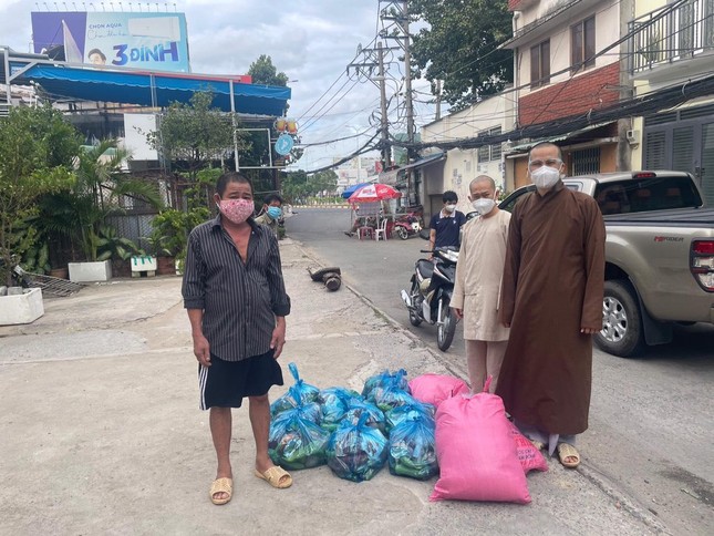 Đại đức Thích Thị Pháp, trụ trì chùa Minh Hòa tặng quà đến người nghèo khó