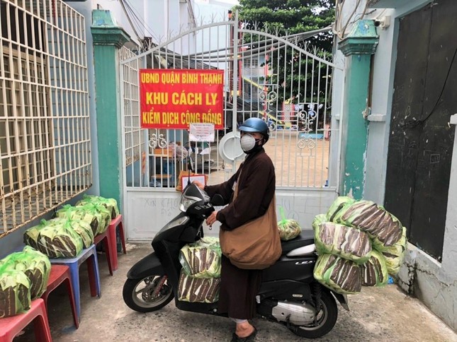Những phần bánh mì hỗ trợ người dân cách ly do đại đức Thích Thiện Tài, trụ trì chùa Bảo Quang vận chuyển