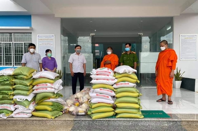 Hội Đoàn kết Sư sãi yêu nước huyện Trà Cú hỗ trợ lương thực, thực phẩm cho bà con nghèo tại 4 xã, thị trấn trên địa bàn huyện Hội Đoàn kết Sư sãi yêu nước huyện Trà Cú hỗ trợ lương thực, thực phẩm cho bà con nghèo tại 4 xã, thị trấn trên địa bàn huyện