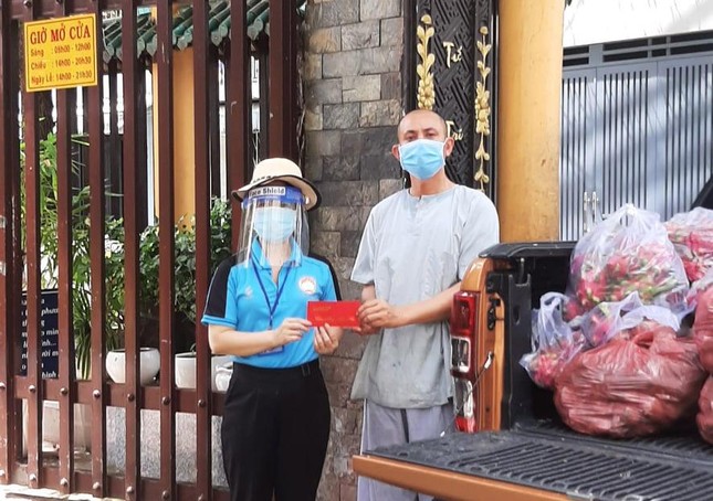 Trao tiền ủng hộ đến Ủy ban MTTQVN quận Trao tiền ủng hộ đến Ủy ban MTTQVN quận