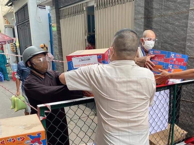 Trao các phần quà tại khu cách ly Trao các phần quà tại khu cách ly