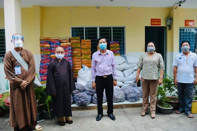 Nhận các nhu yếu phẩm hỗ trợ cho bếp ăn tại chùa Giác Tánh Nhận các nhu yếu phẩm hỗ trợ cho bếp ăn tại chùa Giác Tánh