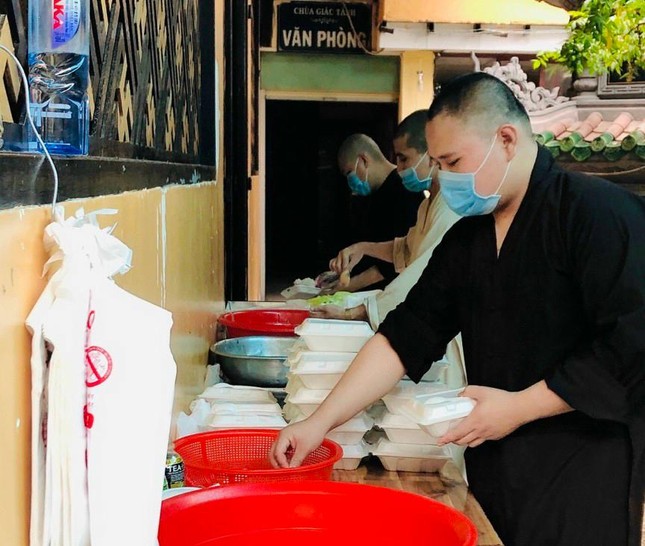 Chư tôn đức nội tự phân chia các suất cơm chay để tặng đến các lực lượng trực tại các chốt khu cách ly Chư tôn đức nội tự phân chia các suất cơm chay để tặng đến các lực lượng trực tại các chốt khu cách ly