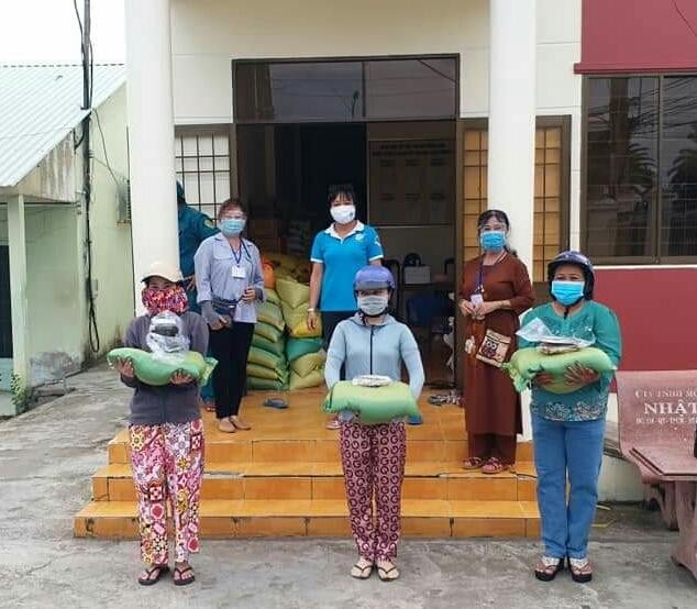 Người dân đến nhận quà tại UBND phường 8, TP.Cà Mau Người dân đến nhận quà tại UBND phường 8, TP.Cà Mau