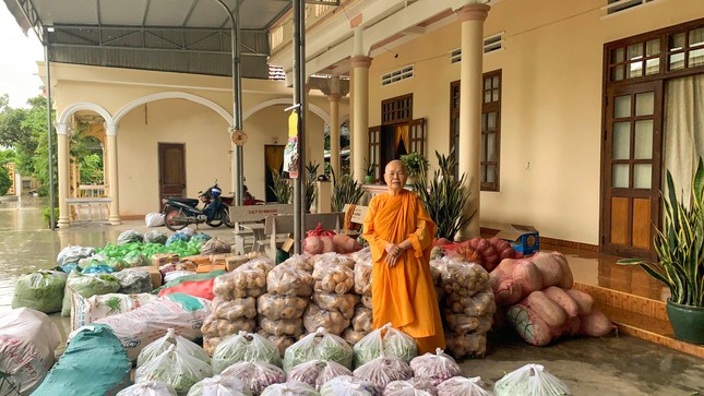 Ni trưởng Cảnh Liên bên những phần rau củ quả gửi tặng người dân Ni trưởng Cảnh Liên bên những phần rau củ quả gửi tặng người dân