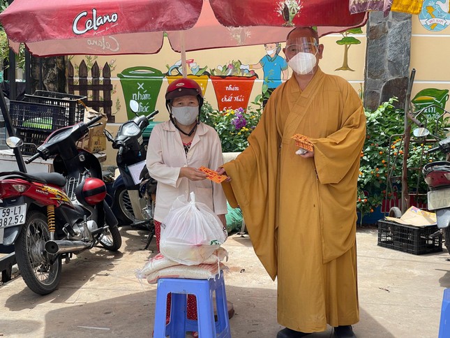 Thượng tọa Thích Huệ Công trao quà và bì thư hỗ trợ cho người dân Thượng tọa Thích Huệ Công trao quà và bì thư hỗ trợ cho người dân