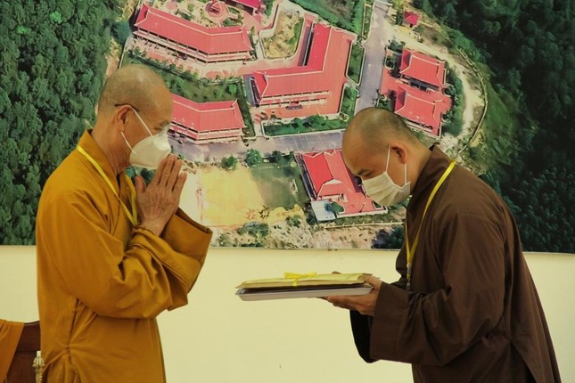 Hòa thượng Chủ tịch Hội Đồng thi trao đề thi đến các bộ xem thi
