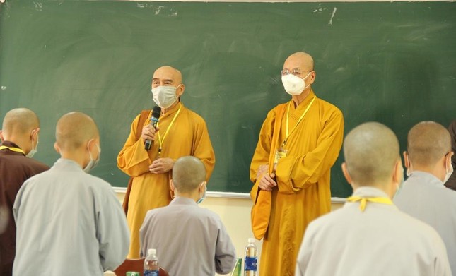 Nhị vị Hòa thượng sách tấn Tăng Ni sinh viên trước khi chính thức làm bài thi môn đầu tiên